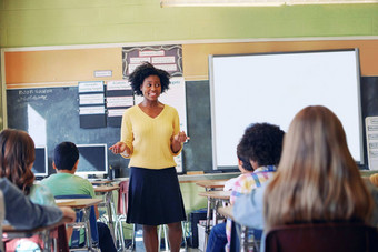 非洲女人老师教室讨论学生教育学习支持知识发展快乐黑色的女学前教育教室导师教学年轻的孩子们