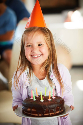 生日生日蛋糕快乐女孩持有生日蛋糕家庭背景