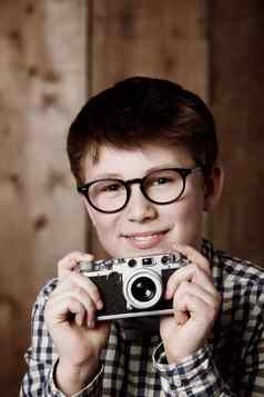 有抱负的伟大的摄影师年轻的男孩复古的服装穿演出持有相机