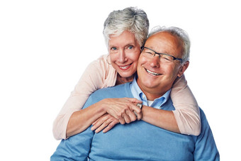 爱肖像高级夫妇拥抱工作室微笑快乐白色背景放松脸上了年纪的男人。女人拥抱持有享受退休债券孤立的