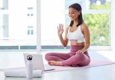 太棒了会话运动年轻的女人视频调用移动PC瑜伽工作室