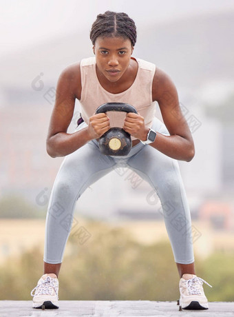 屋顶健身壶铃黑色的女人培训体育身体动机城市锻炼城市火鸡锻炼强度培训肖像非洲运动员权重