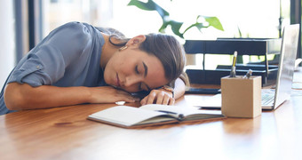 睡眠累了失眠业务女人乏力企业倦怠员工睡觉桌子上工作加班的最后期限过度劳累精神健康不眠夜工作压力