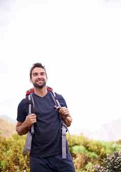 找到自由徒步旅行年轻的男人。享受徒步旅行山