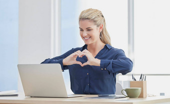 移动PC手心业务女人办公室微笑快乐视频调用投资者启动手爱女人企业家显示标志视频会议