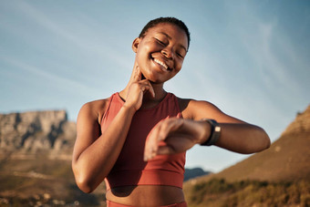 心率智能手表山黑色的女人运行健身跟踪器有氧运动监控目标<strong>时</strong>间体育锻炼跟踪器女孩跑步者检查可<strong>穿戴</strong>技术进步
