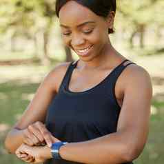 健身看跑步者体育黑色的女人公园有氧运动锻炼耐力健身健康应用程序培训女运动员跟踪运行进步智能手表
