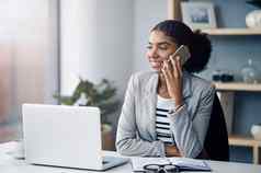 成功需要每天行动年轻的女商人智能手机桌子上现代办公室