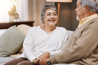 上了年纪的夫妇婚姻承诺退休支出质量时间爱护理家庭首页的关系持有手支持信任夫妇