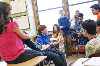 学校孩子们会说话的教育教室学习研究分享知识男孩女孩集团讨论学生类学习<strong>未来发展</strong>增长