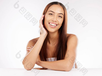 美微笑女人护肤品模型清洁健康的皮肤脸治疗头发护理发光化妆品肖像工作室背景面部健康头发自然化妆品