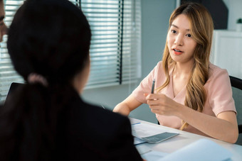 年轻的女亚洲候选人留下深刻印象面试官主管