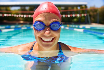 池首页特写镜头肖像女游泳运动员触犯水游泳池