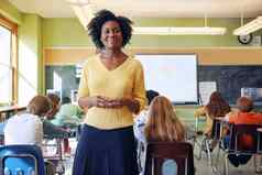 肖像老师黑色的女人学生学习教室教育奖学金快乐骄傲年轻的女教育家孩子们准备好了研究知识中间学校