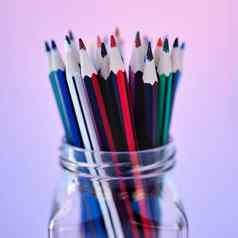 创造力艺术画铅笔容器学校着色文具变焦特写镜头玻璃Jar颜色铅笔紫色的梯度工作室背景有创意的教育