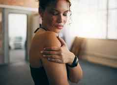 女人健身肩膀受伤体育锻炼锻炼培训健身房在室内女持有手臂痛苦的体育运动事故炎症瘀伤强烈的锻炼