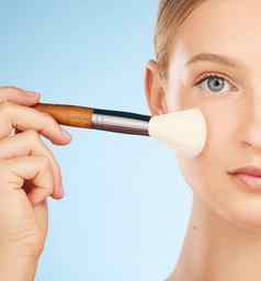 女人工作室肖像化妆刷化妆品基金会美审美蓝色的背景健康的模型化妆品应用程序自然皮肤发光护理工具背景