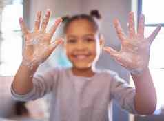 女孩洗手水肥皂浴室快乐孩子显示肥皂手掌手卫生病毒保护非洲美国女孩微笑玩泡沫肥皂手