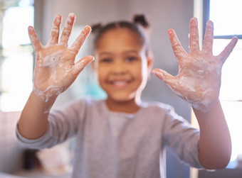 女孩洗手水肥皂浴室快乐孩子显示肥皂手掌手卫生病毒保护非洲美国女孩微笑玩泡沫肥皂手