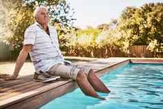 放松退休思考男人。游泳池夏天和平快乐微笑平静假期高级公民脚水打破幸福假期有趣的