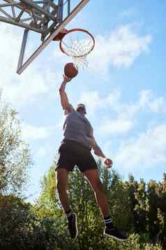 篮球黑色的男人。拍摄运动员健身玩体育户外篮球法院跳活跃的锻炼体育运动肌肉强大的培训锻炼自然