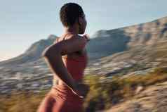 锻炼健身回来黑色的女人运行自然心健康健康体育运动模糊培训女跑步者锻炼慢跑有氧运动锻炼在户外快速度