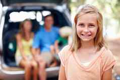 可爱的年轻的女孩微笑肖像可爱的年轻的女孩微笑家庭坐着回来车