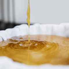 蜂蜜生产提取滴工厂甜蜜的黄金飞溅过滤器布容器蜂窝收获制造业过程机液体养蜂加州