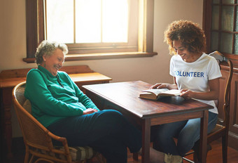 把幸福阅读志愿者阅读高级女人退休首页