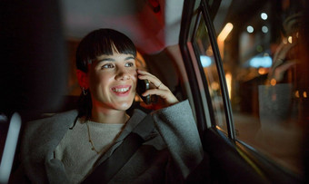 旅行电话调用业务女人车聊天会说话的说话联系运输晚上快乐女专业移动智能手机网络讨论谈话
