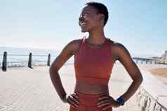 快乐健身黑色的女人散步运行有氧运动锻炼的想法体育澳大利亚愿景微笑非洲跑步者培训马拉松比赛健康海洋