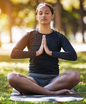放松女人纳马斯特冥想公园健康自由脉轮能源Zen健身和平年轻的女孩瑜伽锻炼莲花祈祷自然眼睛关闭精神健康平静