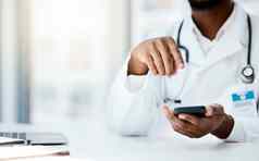 医生手电话医院办公室远程医疗在线咨询研究医疗保健移动科技黑色的女医生智能手机健康应用程序检查医疗电子邮件
