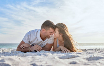 爱海滩夫妇铺设沙子快乐女人男人。夏天假期海洋浪漫自然太阳快乐夫妇澳大利亚海日落浪漫的假期时间
