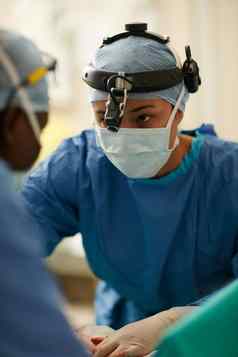 我们团队外科医生执行手术操作房间