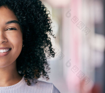 脸美模型黑色的女人内部颜色背景裁剪微笑特写镜头肖像一半微笑有吸引力的年轻的女市场营销广告空间