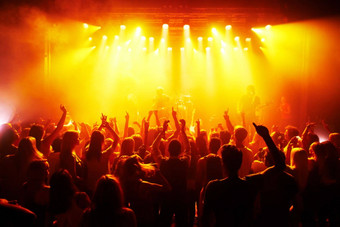 岩石手音乐会音乐节日人群红色的迪斯科灯能源黑暗基因迷幻跳舞庆祝活动聚会，派对乐队音乐家集团人观众自由