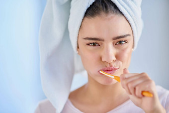 牙齿健康的裁剪肖像美丽的年轻的女人刷牙牙齿浴室首页