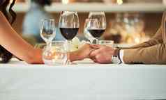 爱酒夫妇持有手餐厅浪漫的晚餐日期周年纪念日庆祝活动的关系细餐厅男人。女人奢侈品日期酒精度蜜月