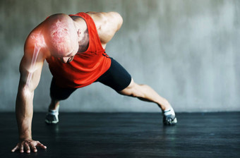 健身推健美运动员男人。强大的权力培训锻炼健身房肌肉雷覆盖健康体育运动员人肩膀手臂锻炼地面墙背景