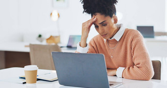 业务压力女人移动PC累了过度劳累办公室倦怠压力精神健康女女孩管理员乏力沮丧在线工作时间表