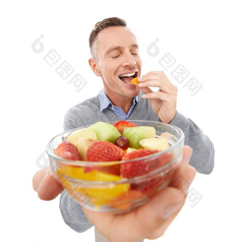 快乐男人。吃水果孤立的白色背景健康的绿色午餐饮食提供营养学家早餐专业素食主义者人模型给水果沙拉食物桃子工作室