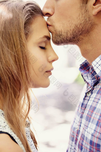 爱夫妇额头吻公园幸福的关系约会质量时间户外浪漫男人。女人感情爱的成键浪漫的手势接吻头