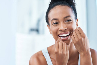 清洁牙线有吸引力的年轻的女人用牙线清洁<strong>牙齿牙齿</strong>浴室首页