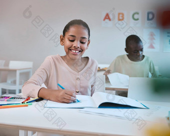 教育微笑孩子教室学习阅读写作数学蒙特梭利学校纽约书学生快乐女孩孩子桌子上类笔记本研究未来考试