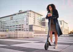 黑色的女人电踏板车智能手机城市沟通户外连接旅行女女孩手机聊天社会媒体浏览在线搜索互联网