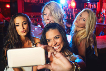 朋友聚会，派对自拍俱乐部酒吧有趣的事件庆祝年生日夜生活微笑女集团夜总会庆祝活动持有电话内存