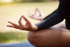 女人穆德拉手公园冥想健康自由脉轮能源Zen健身和平特写镜头女孩瑜伽锻炼莲花祈祷自然精神健康希望放松心态