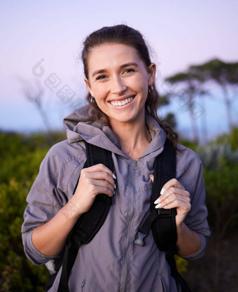 自然自由肖像女人徒步<strong>旅行</strong>福勒斯特快乐假期冒险时间巴西<strong>旅行</strong>健康新鲜的空气徒步<strong>旅行</strong>者徒步<strong>旅行</strong>美丽的公园景观微笑背包