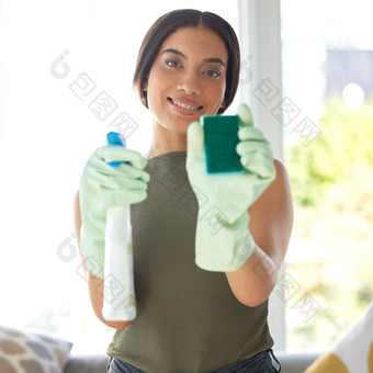 女人更清洁的清洁化学海绵肖像清洁服务房子工作管家微笑清洁产品手春天清洁管家卫生